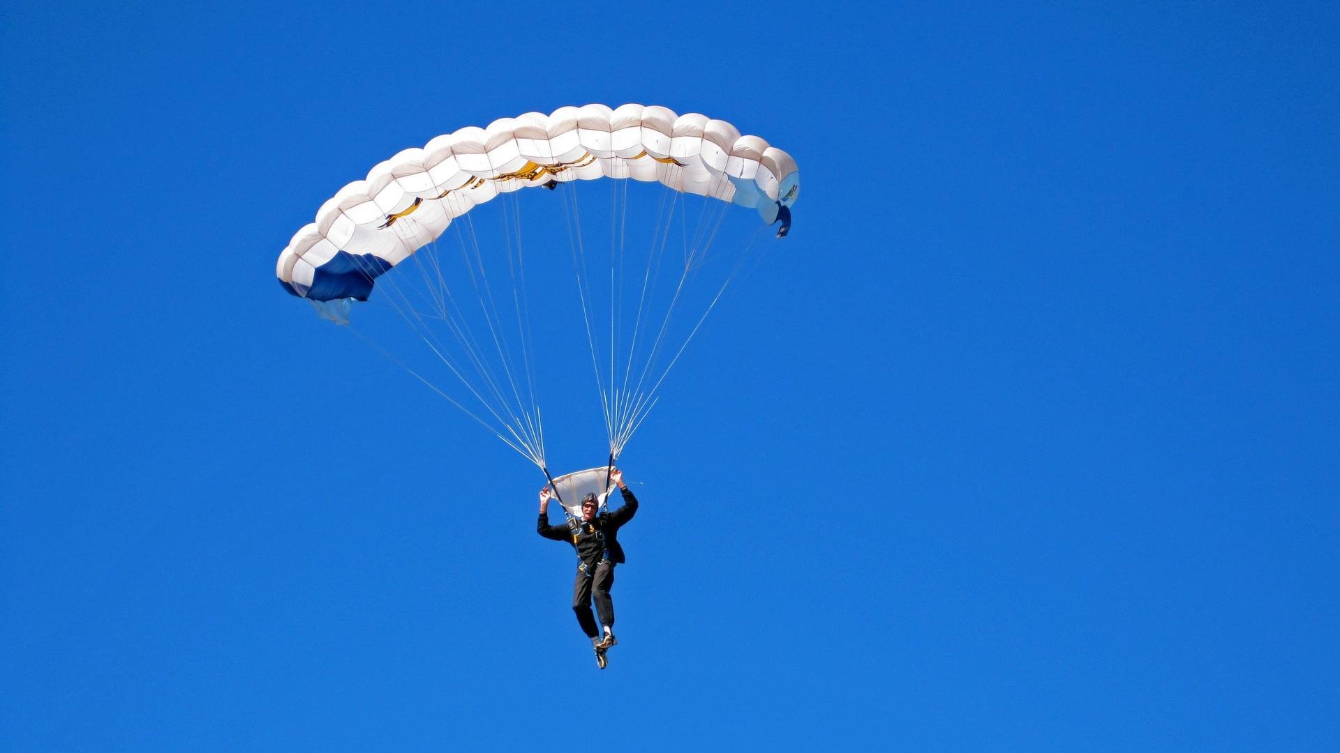 罗马前场持续压迫迫使对方后场失误，罗马队前锋